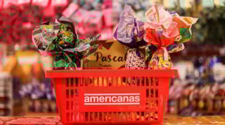 Cesto de compras da Americanas cheio de ovos de Páscoa